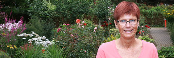 Susanne Fønss Bach i haven på Gedsted Plejecenter